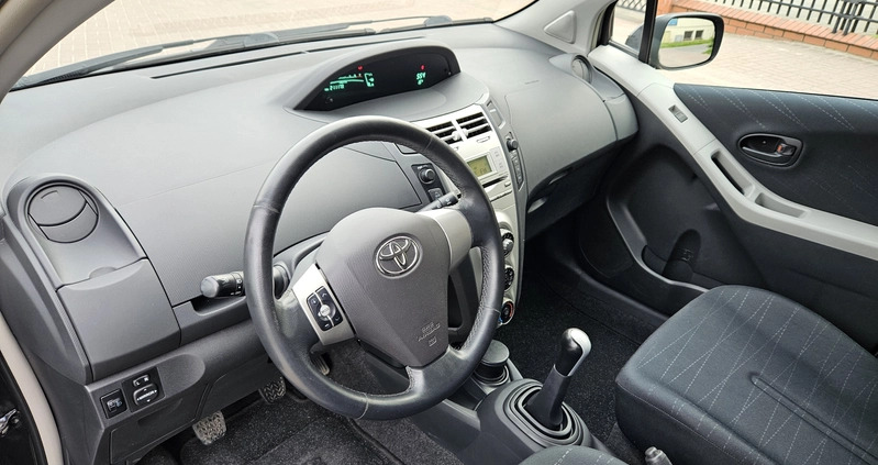 Toyota Yaris cena 14900 przebieg: 199999, rok produkcji 2006 z Stryków małe 667